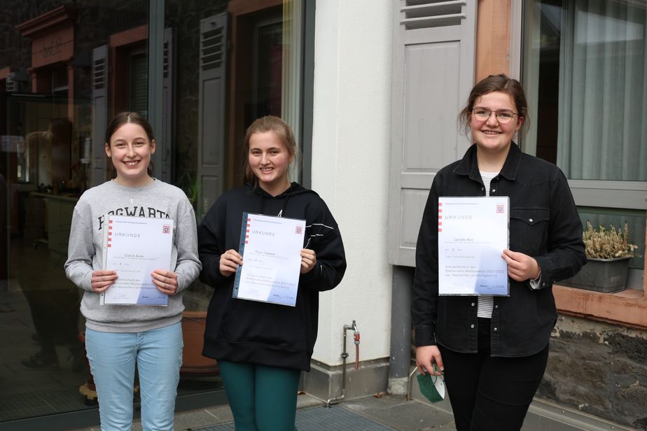 Siegerinnen der ersten Runde des Wettbewerbs 2021/2022 Clara Euler (8a), Maya Sickmann (8a) und Carlotta Heinz (8b)